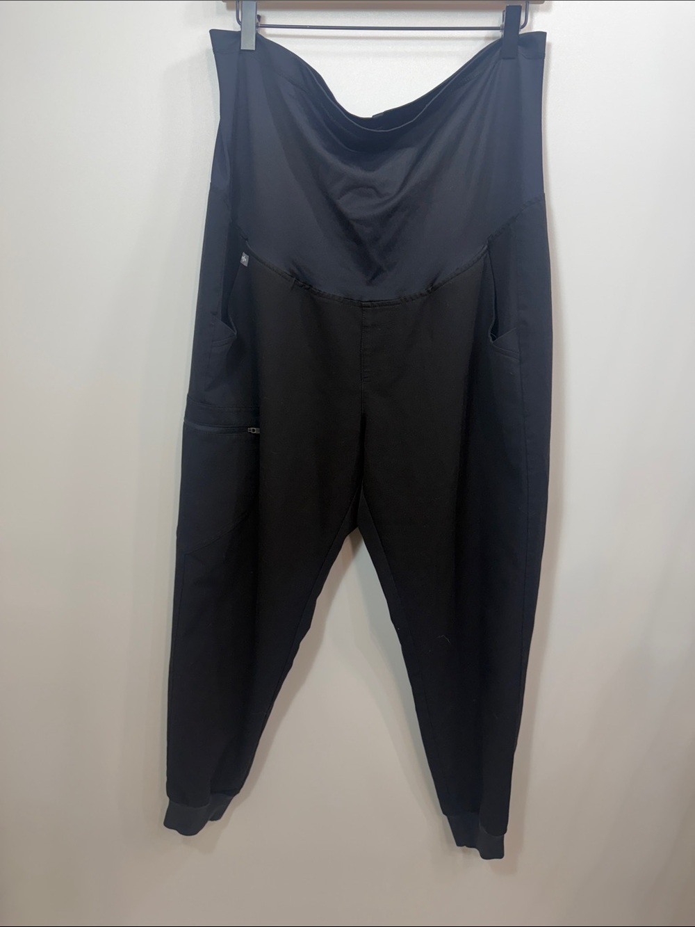 Figs Maternity black scrub jogger pants size large petite.